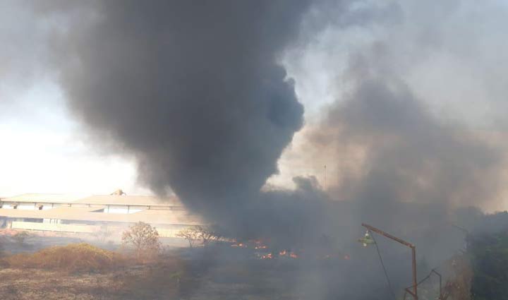 Tampak asap membumbung dari Gudang PT Kemas Perdana Internasional di kawasan Jalan Sidomulyo RT 06 RW 01, Kecamatan Buduran, Sidoarjo, Sabtu (7/9/2019). foto: Catur Andy/ BANGSAONLINE