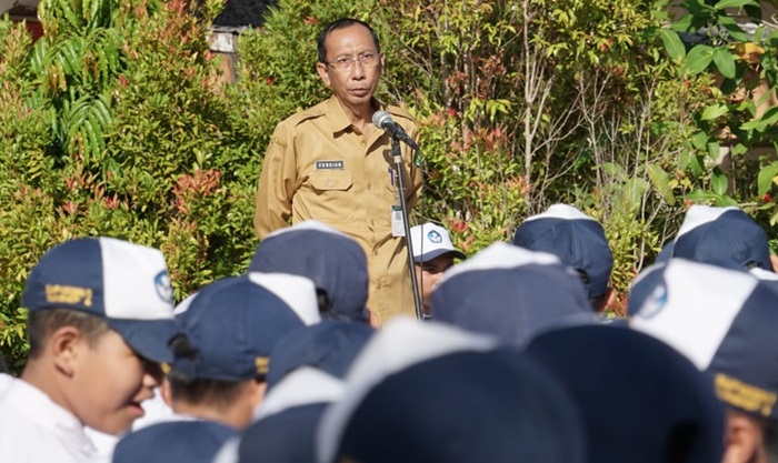 Kepala Dinas Komunikasi dan Infromartika Kabupaten Sumenep Ferdiansyah Tetrajaya saat menjadi pembina upacara bendera di SMP Negeri 2 Sumenep, Senin (12/09/2022).