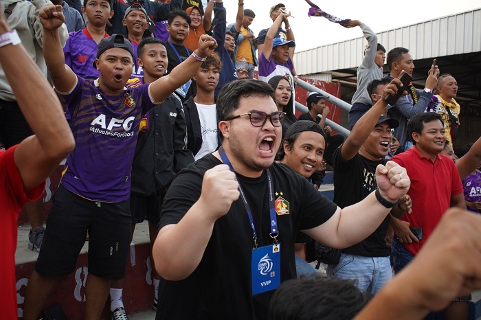 Mas Dhito saat ikut meluapkan kegembiraannya saat Persik berhasil menjebol gawang lawan.