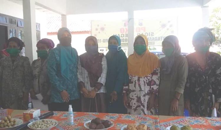 TP-PKK Desa Tamidung saat bagi-bagikan masker gratis.