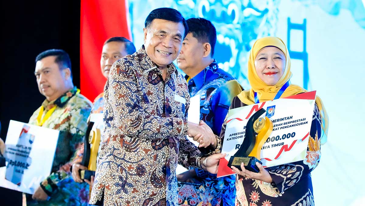 Gubernur Khofifah ketika menerima penghargaan.