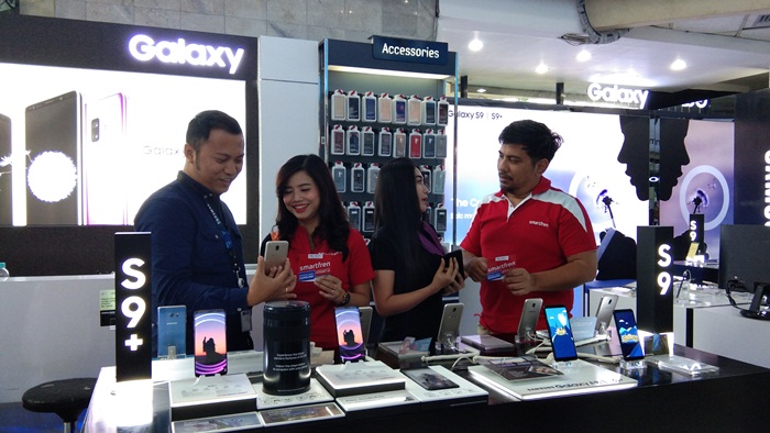 Regional Head Central Java Muhammad Cahyadi (kanan) bersama Sales Manager Samsung Daniel Arif Hidayat, saat berada di gerai Samsung WTC Surabaya, Kamis (29/3). Foto: YUDI A/BANGSAONLINE