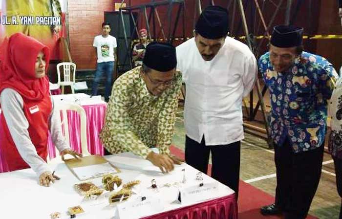 Bupati Indartato dan Wabup Yudi Sumbogo meninjau kontes batu akik di gedung Gasibu Swadaya.