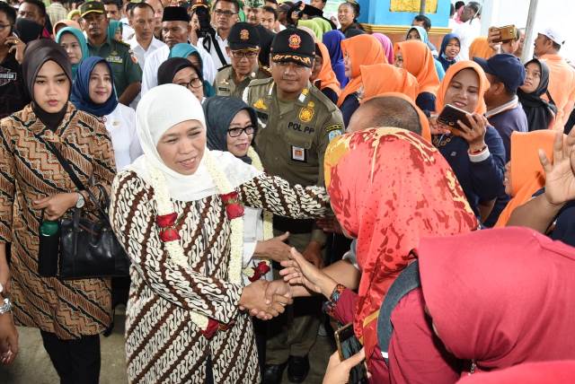 Gubernur Jatim Khofifah Indar Parawansa saat menghadiri kegiatan Bulaga bersama seluruh masyarakat Kecamatan Perak dan Bandar Kedungmulyo di Pendopo Desa Sukorejo, Perak, Jombang, Rabu (19/2). Foto: istimewa