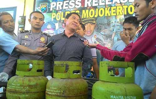 GELAR - Kasatreskrim Budi Santoso didampingi Kasubaghumas Sariyanto dengan barang bukti elpiji melon yang disalahgunakan bos RM. (gunadhi/BANGSAONLINE)