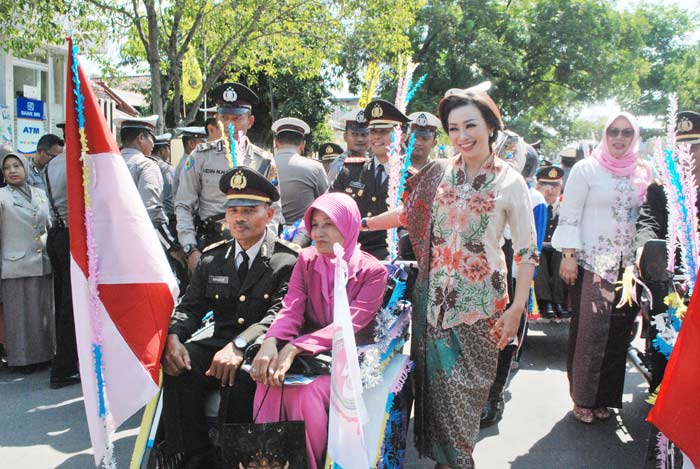 Kapolres Ngawi nekat ‘ngontel’ becak hias mengantar Iptu Romadhon bersama isteri, yang sebelumnya menjabat Kepala Pos Polsek Gerih.