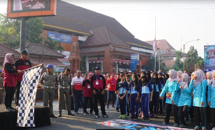 Wali Kota Mojokerto Berangkatkan Gerak Jalan Pelajar 2019