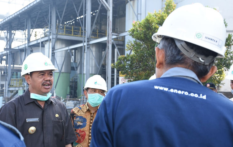 Bupati Pungkasiadi ketika berkunjung ke PT Enero untuk membicarakan suplai disinfektan.