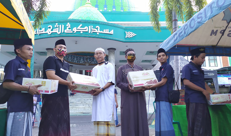 Perwakilan JCP saat menyerahkan bantuan kurma kepada takmir masjid Agung Asy-Shuhada Pamekasan. 