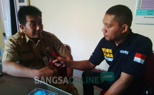 Ketua Panpel Persik Kediri, Didik Catur, saat memberikan keterangan. foto: arif kurniawan/ BANGSAONLINE