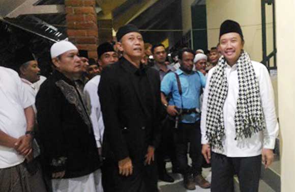 Imam Nahrowi, Menteri Pemuda dan Olahraga, didampingi Gus Mujib, pengasuh PPDUGM, saat meninjau salah satu laboratorium yang diresmikan. foto : IWAN IRAWAN/BANGSAONLINE