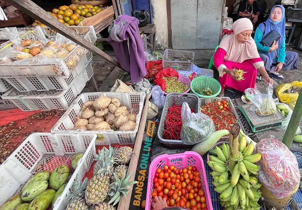 Beberapa bahan pokok di Surabaya hari ini mengalami perubahan harga. Foto: Sulthon/Bangsaonline.