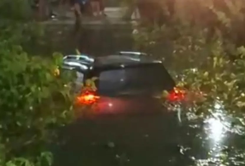 Sopir Ngantuk Berat, Avanza Terjun ke Sungai di Karanggeneng Lamongan