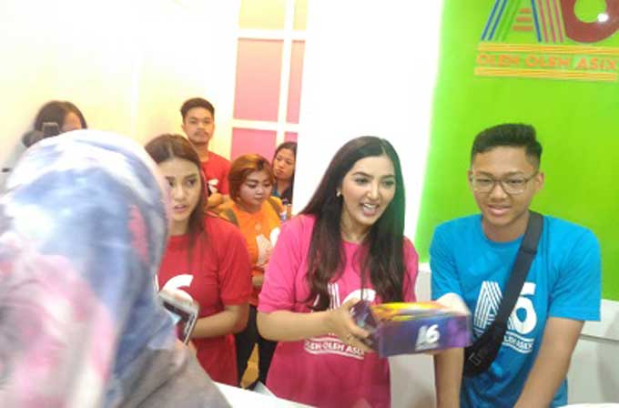 Ashanty, Aurel dan Azriel Hermansyah, saat sibuk melayani warga atau fans dalam pembukaan gerai pastry and cake, oleh oleh asus "A6". foto: Iwan Irawan/ BANGSAONLINE.com
