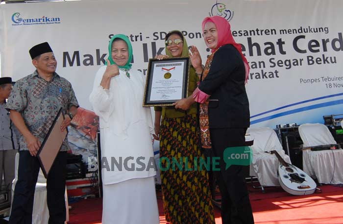 Menteri Kelautan dan Perikanan, Susi Pudjiastuti menerima piagam MURI. foto: RONY S/ BANGSAONLINE