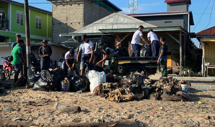 Aksi bersih-bersih sampah di kawasan dermaga Sei Pancang, Minggu (26/01) kemarin.