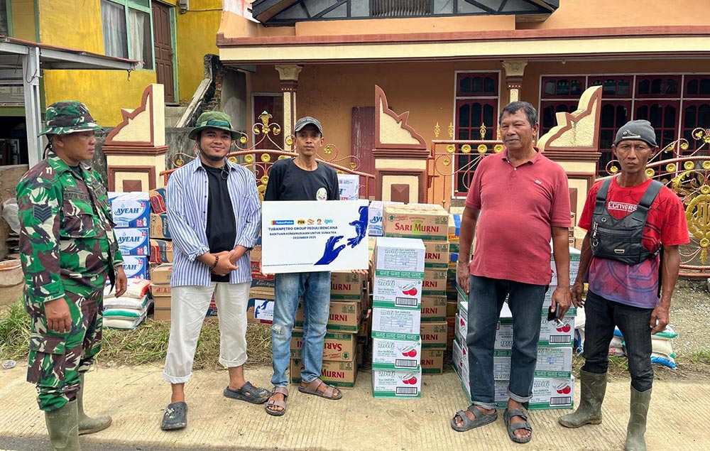 Manajemen TPPI bersama TubanPetro Group saat menyalurkan bantuan kemanusian untuk Sumatra.