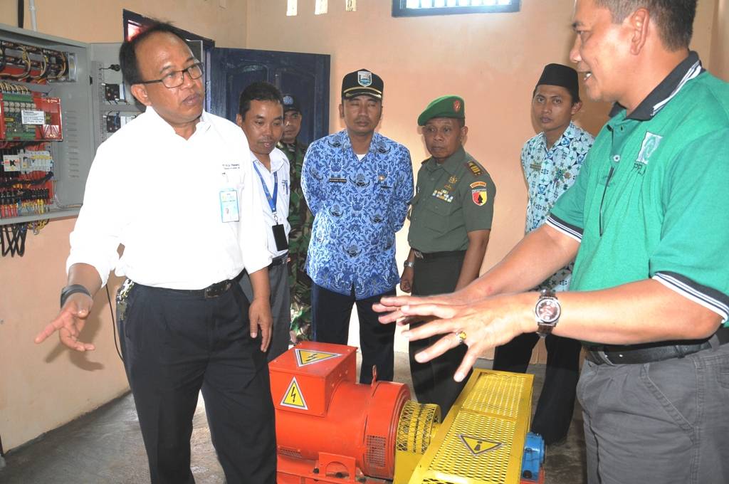 TENAGA AIR. General Manager PT PLN (Persero) Distribusi Jatim I B G Mardawa Padangratha saat meninjau PLTMH di Krucil Probolinggo. 