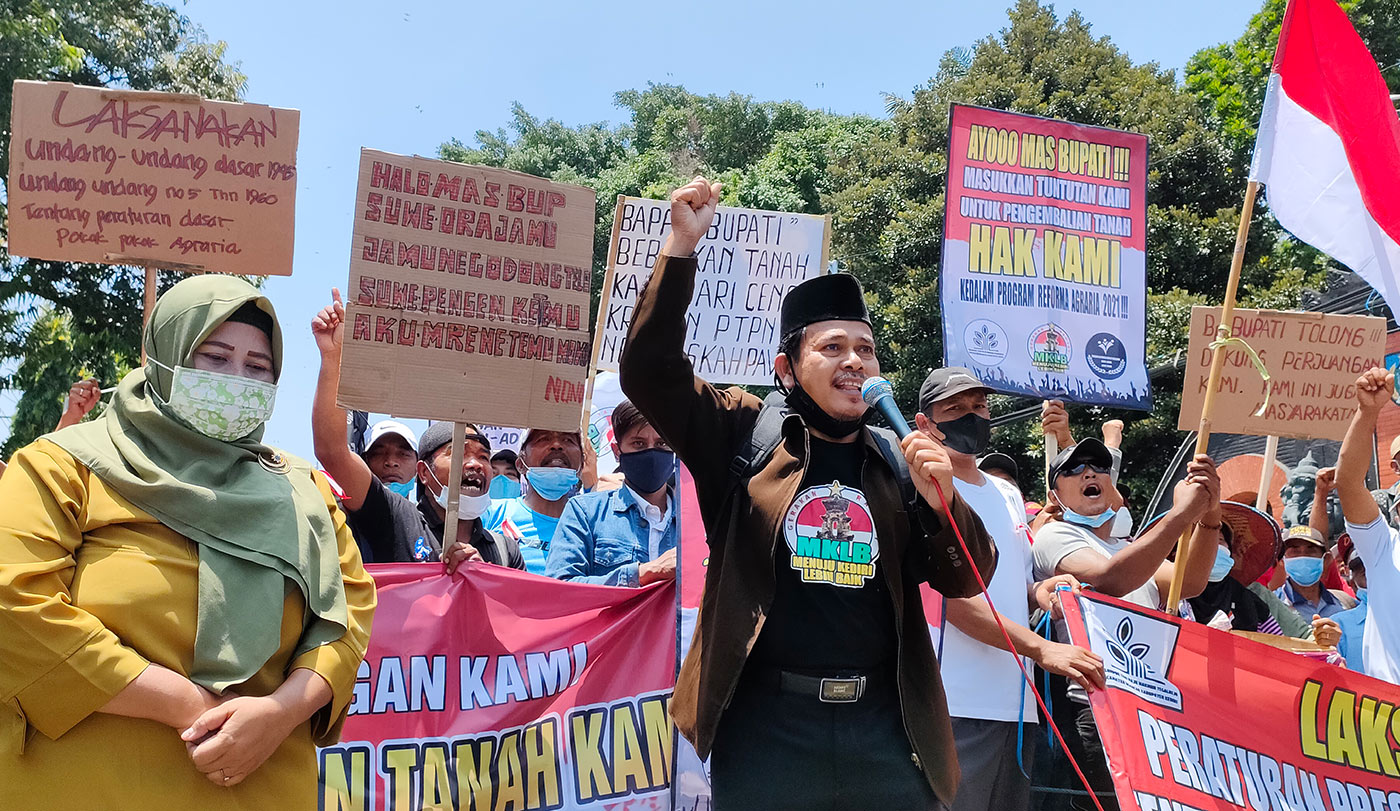 Korlap aksi, Rahmat Mahmudi, saat melakukan orasi di depan Kantor Pemerintah Kabupaten Kediri. foto: MUJI HARJITA/ BANGSAONLINE.com