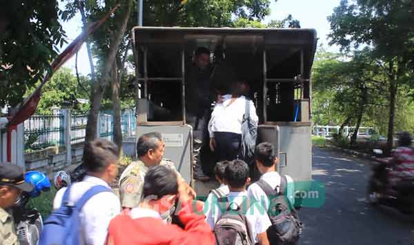 Puluhan Pelajar yang terjaring razia diamakan ke kantor Satpol PP Jombang. foto: rony suhartomo/ BANGSAONLINE