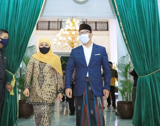 Gubernur Jawa Timur Khofifah Indar Parawansa dan Gubernur Jawa Barat Ridwan Kamil di Gedung Sate, Kantor Gubernur Jabar, Jl. Diponegoro No 22 Bandung, Senin (19/4) malam. foto: ist