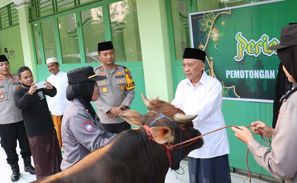 Penyerahan hewan kurban dari Polres Mojokerto Kota pada PCNU Kota Mojokerto.