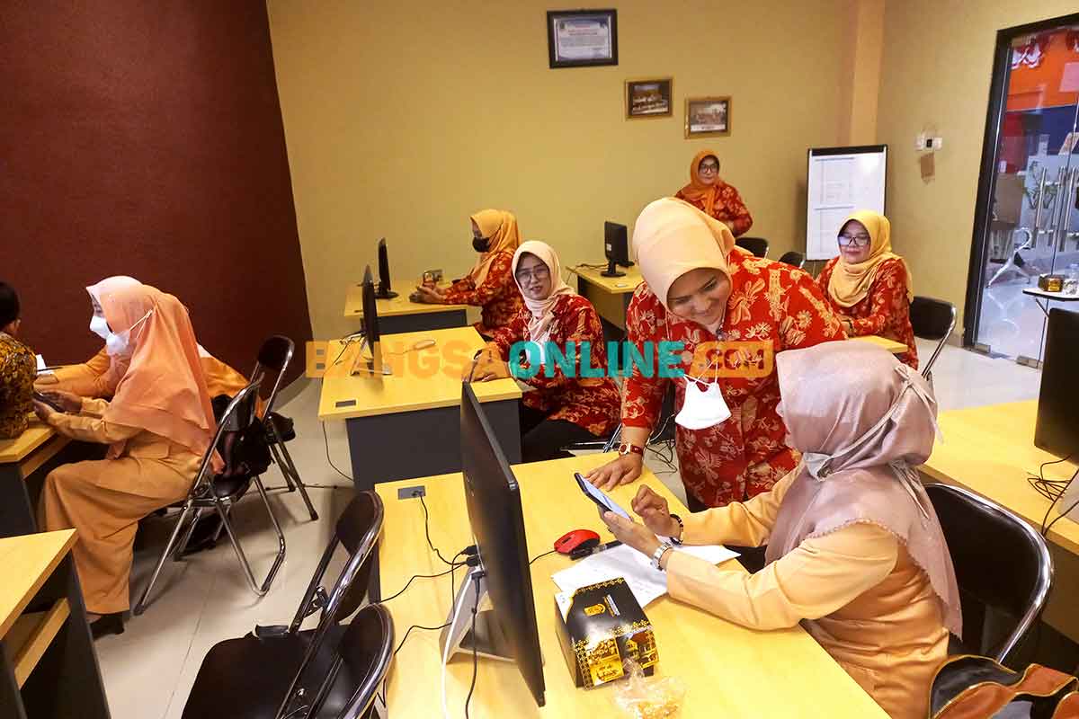 Ketua Dharma Wanita Persatuan Kota Mojokerto, Dewi Ratnawati Gaguk Tri Prasetya, saat memantau para peserta pelatihan. Foto: ROCHMAT SAIFUL ARIS/BANGSAONLINE