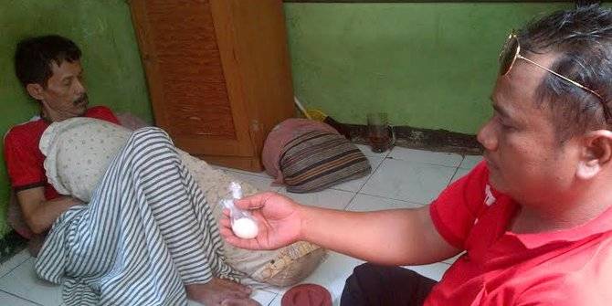 Kakek Sini dan telurnya. foto: merdeka.com