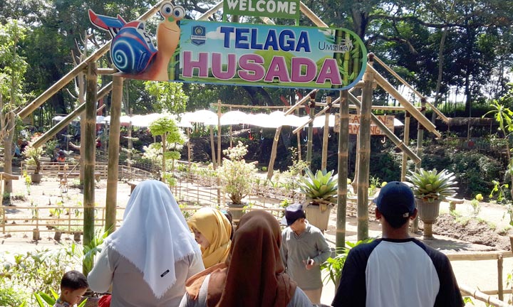 Pintu masuk Telaga Husada. (foto: MUJI HARJITA/ BANGSAONLINE)