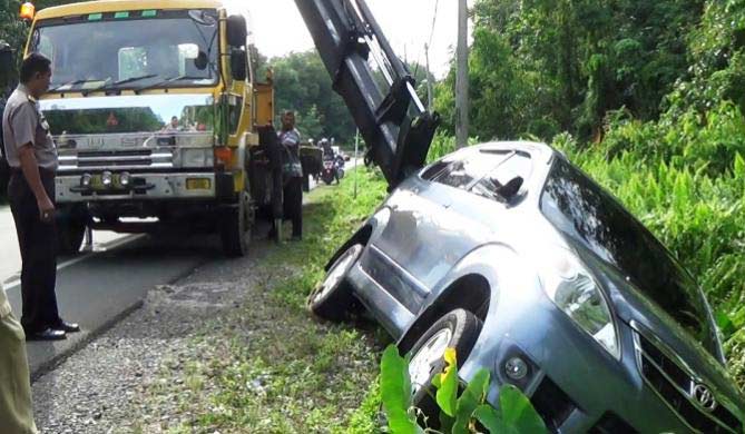 Avanza nyungsep ke parit. foto: ilustrasi/kompas.com