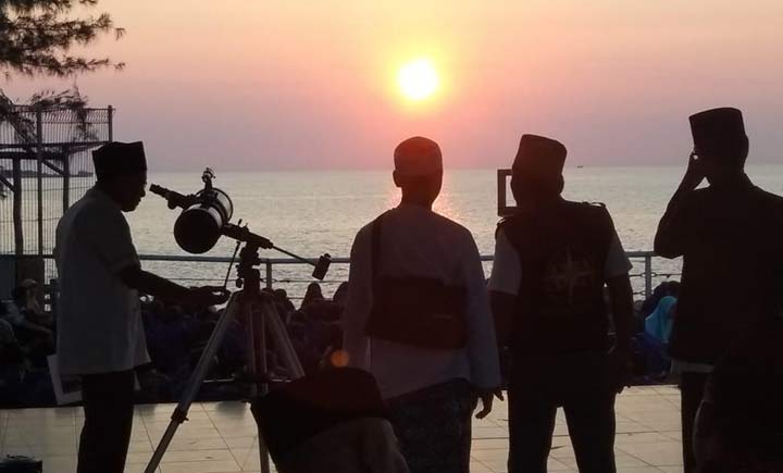 Tim Hisab Rukyat Kementerian Agama RI saat melakukan rukyatul hilal di Tanjung Kodok Lamongan Jawa Timur, Ahad (5/5/2019). foto: istimewa/ bangsaonline.com