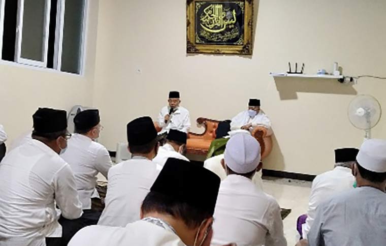 Prof. Dr. KH. Asep Saifuddin Chalim, M.A., Pendiri dan Pengasuh Pondok Pesantren Amanatul Ummah Surabaya dan Pacet Mojokerto saat memimpin istighatsah di kediaman Ning Imah di kawasan Pondok Pesantren Amanatul Ummah Jalan Siwalankerto Utara Surabaya, Senin (10/5/2021) malam. foto: mma/ bangsaonline.com