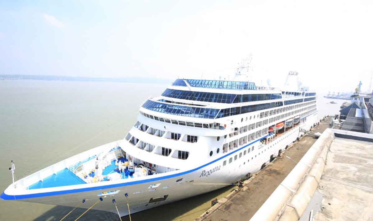 Kapal pesiar saat bersandar di Pelabuhan Tanjung Perak, Surabaya. Foto: Ist