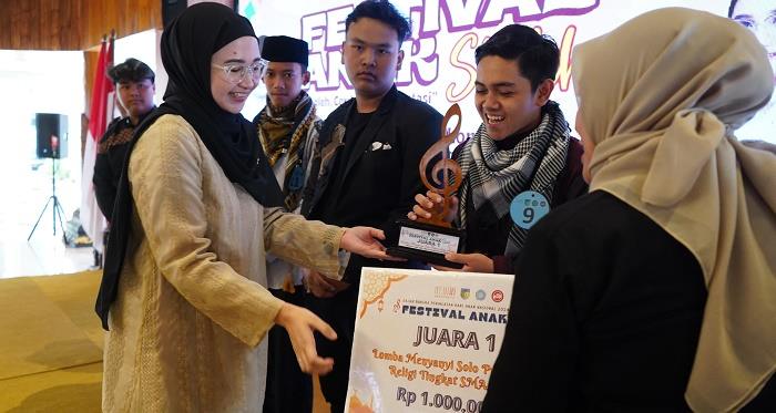 Ketua Tim Penggerak Pemberdayaan Kesejahteraan Keluarga (TP PKK) Eriani Annisa Hanindhito, saat menyerahkan hadiah secara simbolis. Foto: Ist.
