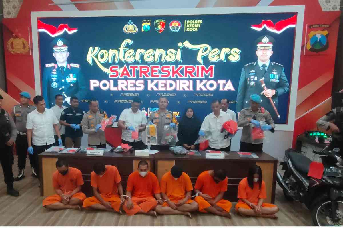 Kapolres Kediri Kota, AKBP Bramastyo Priaji dan jajaran, saat menunjukkan barang bukti dan para tersangka. Foto: Muji Harjita/BANGSAONLINE.com