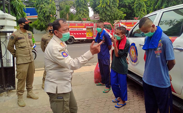Satpol PP Trenggalek Amankan 4 Anjal di Traffic Light Jarakan