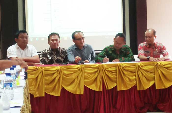 Suasana press release penghentian tiga kegiatan PT RHS Grup. foto: AKINA/ BANGSAONLINE
