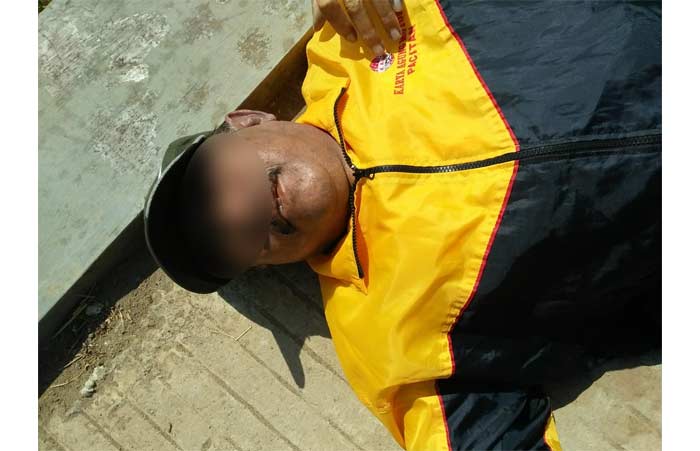 Jasad Suyanto saat masih tergeletak di ruas JLS Kelurahan Ploso Pacitan. (foto: ist)
