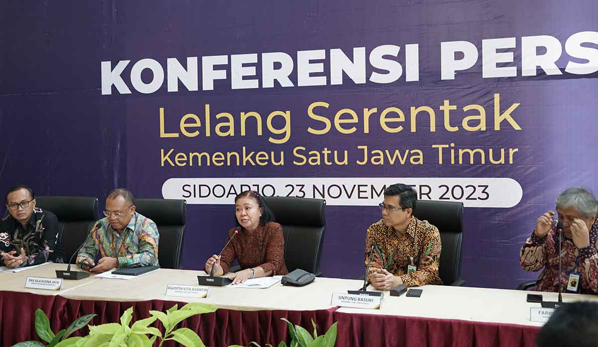Kakanwil DJP Jatim II, Agustin Vita Avantin, saat memberi paparan soal lelang serentak. Foto: Ist