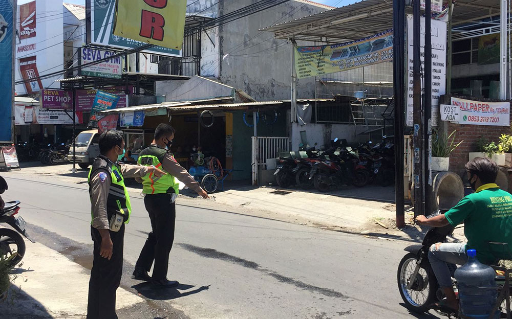 Polisi melakukan olah TKP di lokasi kejadian.