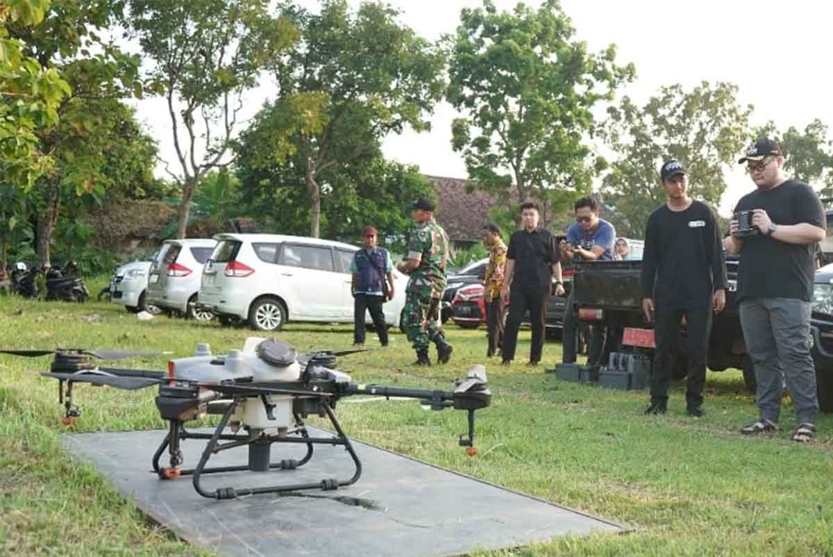 Bupati Kediri, Hanindhito Himawan Pramana, saat mencoba menerbangkan drone. Foto: Ist