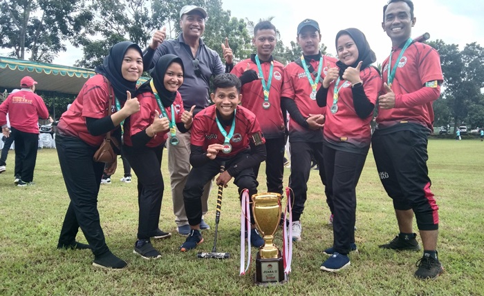 Tim Gateball Ngawi foto bersama piala.
