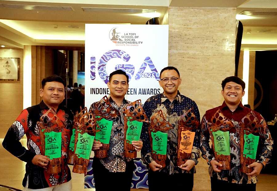 Insan Petrokimia Gresik menunjukkan  penghargan IGA 2025. FOTO: ist.