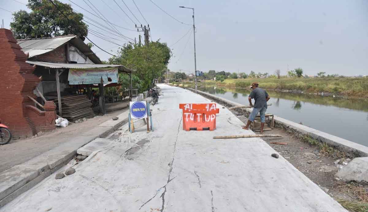 Proyek betonisasi ruas jalan di Tulangan-Durungbedug, Sidoarjo. Foto: Ist