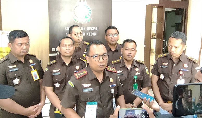 Kajari Kabupaten Kediri didampingi para Kasi, saat memberi keterangan kepada wartawan.