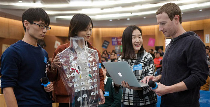 CEO Facebook, Mark Zuckerberg (paling kanan).