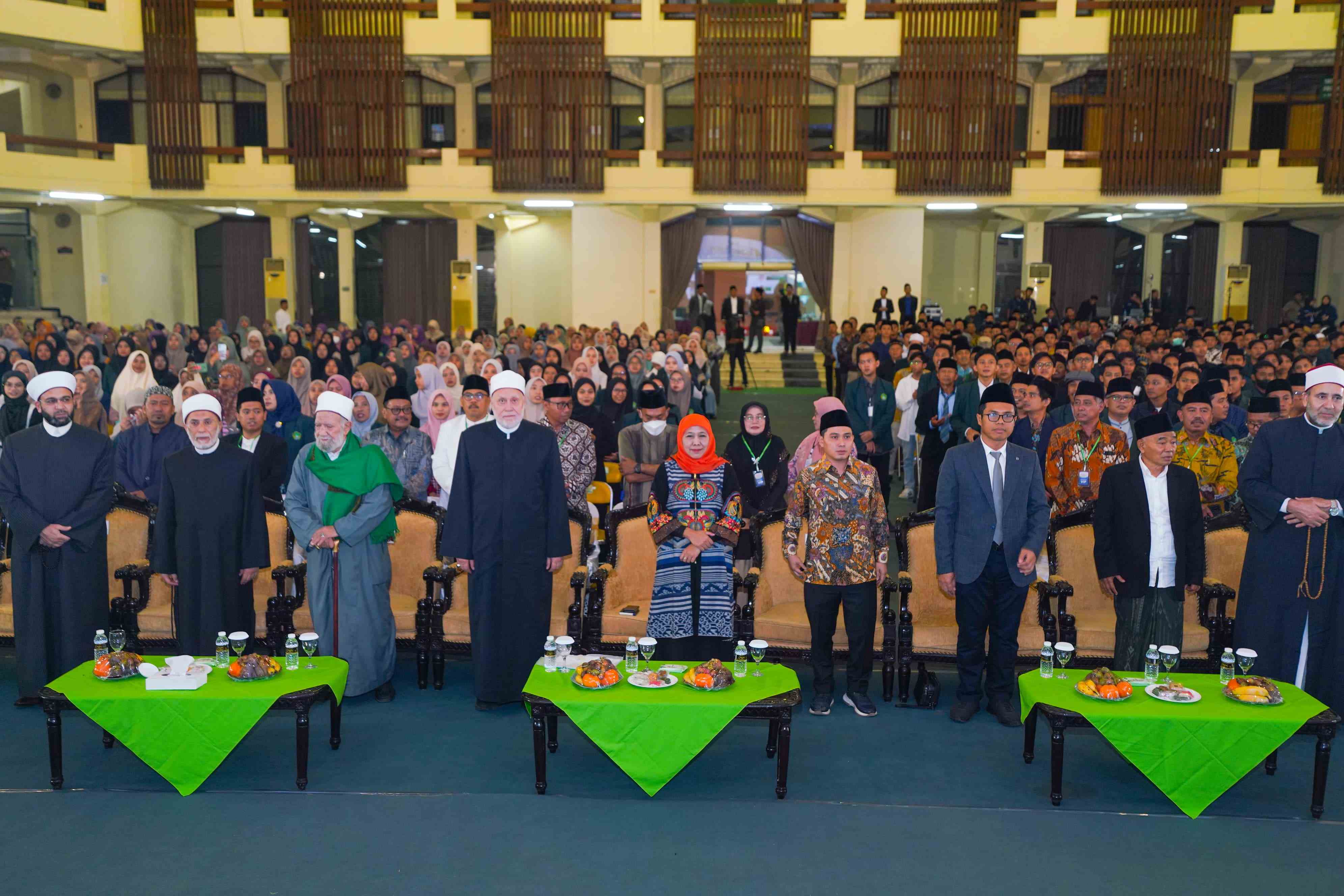 Khofifah Indar Parawansa dan Prof Dr KH Asep Saifuddin Chalim serta para syaikh dari Al Azhar Mesir dan Baghdad Irak foto bersama dalam acara International Conference on Research and Community Service (ICORCS) di Islamic Center Surabaya, Rabu (29/1/2025). Acara ICORCS itu digelar UAC selama dua hari, Rabu dan Kamis (29 - 30 Januari 2025). Foto: bangsaonline