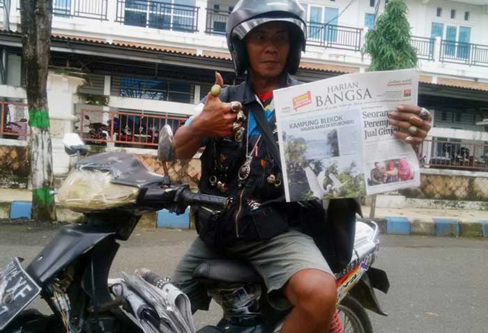 Koko Wardoyo, loper koran yang berpenampilan nyeleneh, namun menjadi kekhasannya dalam menjalani aktivitas. (Yuniardi Sutondo/HB).