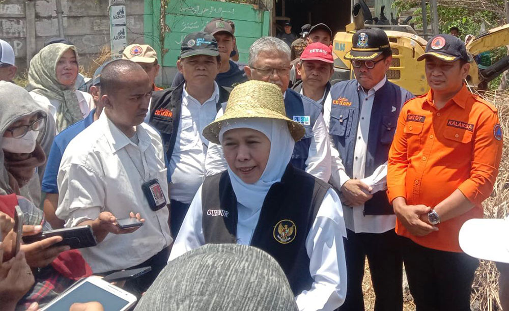 Gubernur Khofifah saat diwawancarai wartawan di sela resik-resik sungai avour.