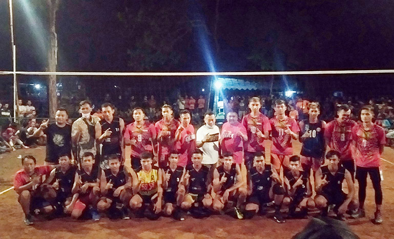 Cabup Ponorogo Sugiri Sancoko bersama para pemain di sela menghadiri turnamen bola voli "Kupuk Exhibition 2020".
